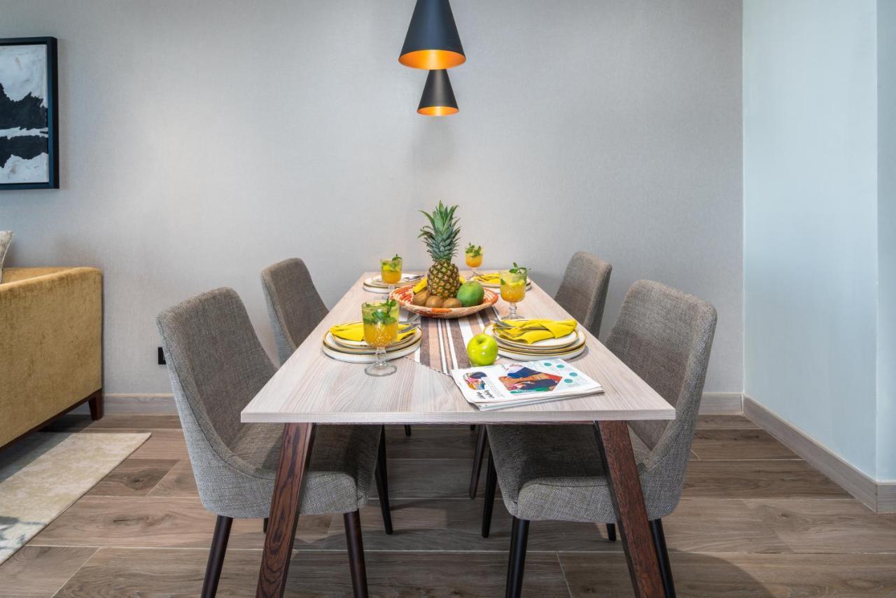Апарт готель Citadines Абха Екстер'єр фото A dining room table with chairs